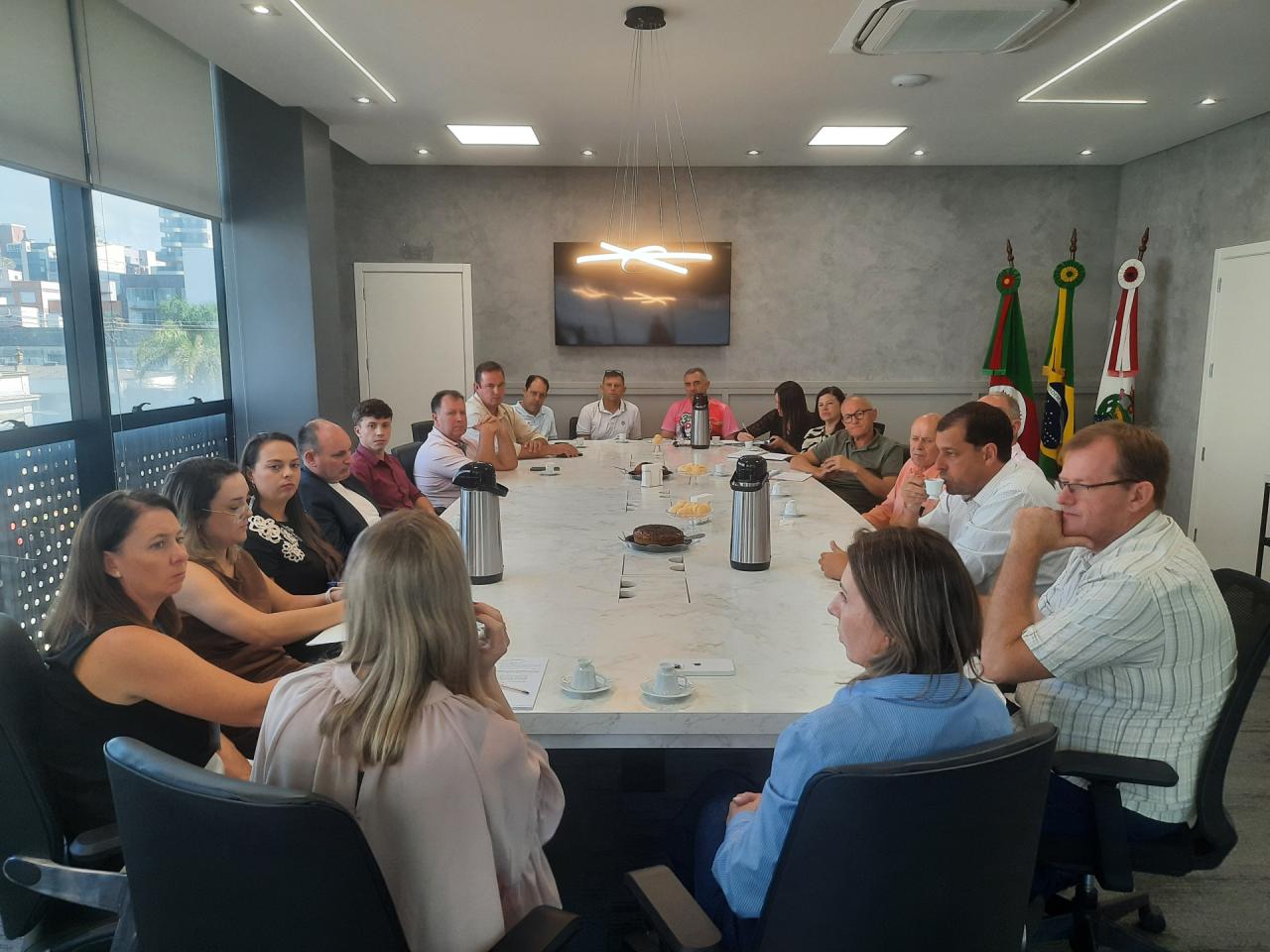 Prefeitos e assessores se reuniram no gabinete da prefeita de Lajeado e presidente da Amvat, Gláucia Schumacher