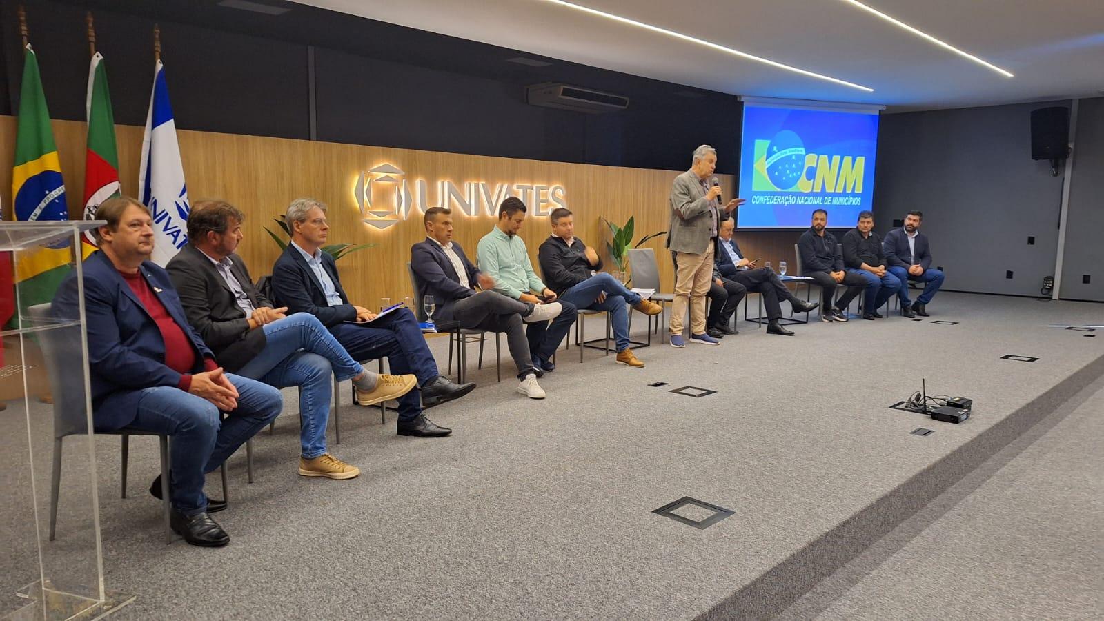 Lideranças municipalistas e senador licenciado Luiz Carlos Heinze participaram do encontro em Lajeado