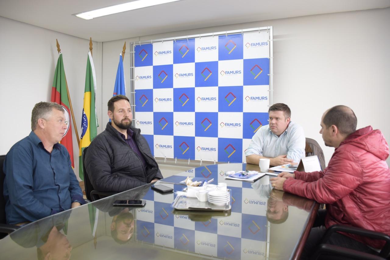 Na Famurs, representantes da Asamvat (esq.) reuniram-se com o presidente e assessor técnico da Agricultura