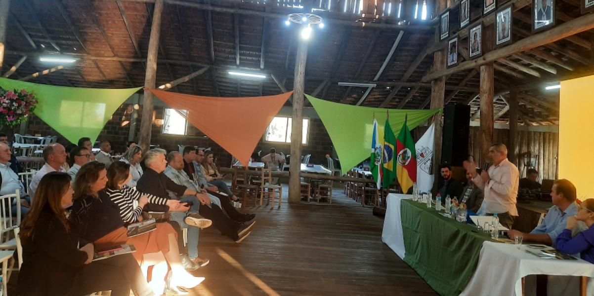 Educação e turismo pautam assembleia da Amvat em Marques de Souza