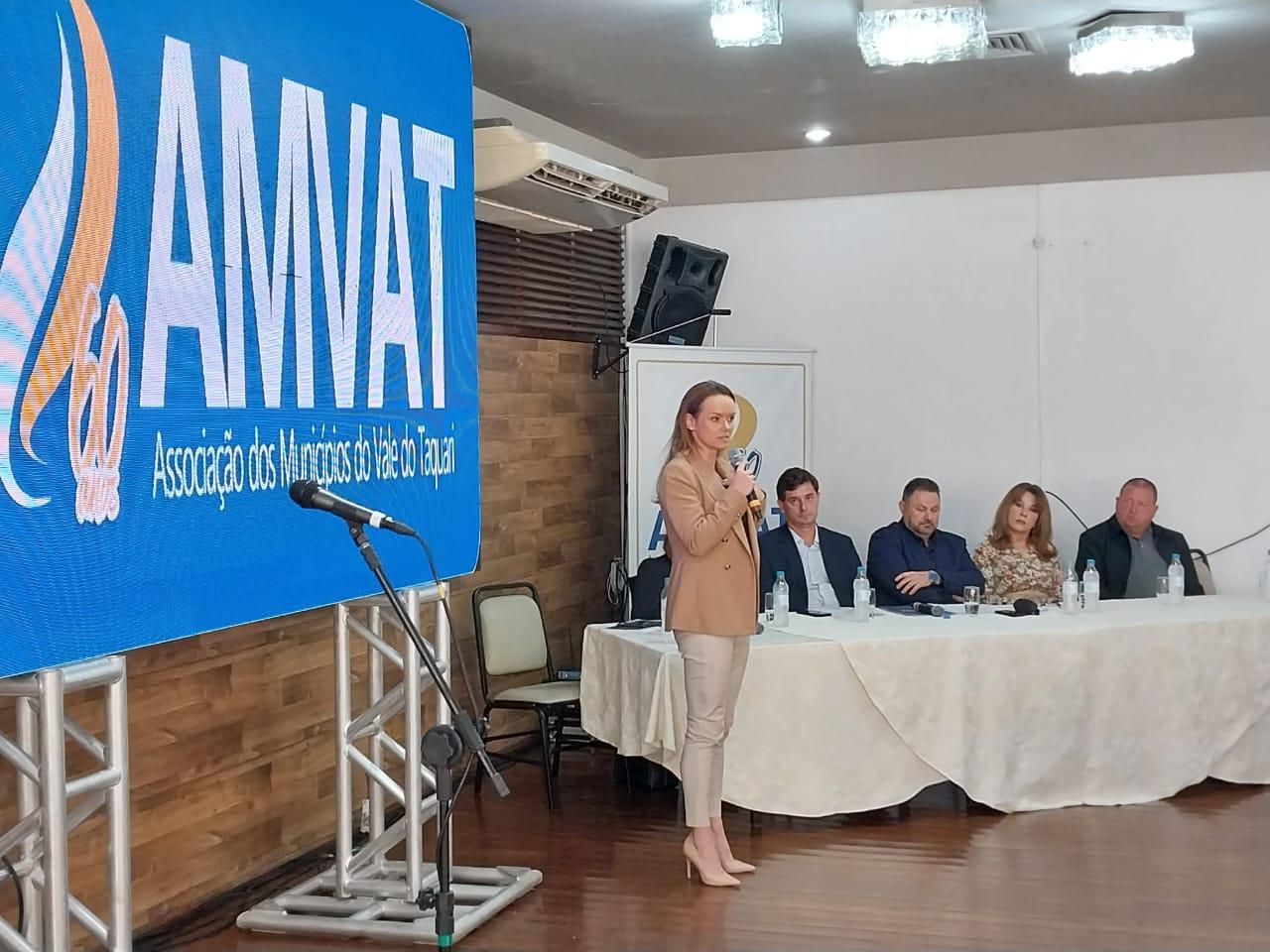 Thais Borges (esq.) participou de assembleia da Amvat anunciou também novos investimentos