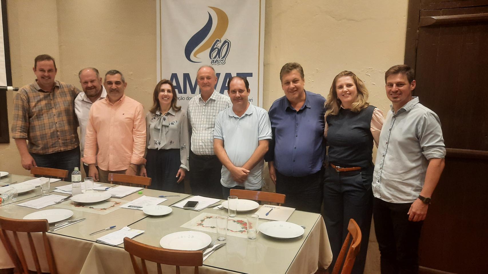 Gláuicia (4ª esq.p/dir.) com membros da diretoria eleita da Amvat, que assume em janeiro de 2026 