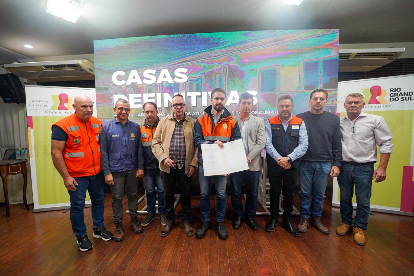 Governador Eduardo Leite com prefeitos dos municípios contemplados