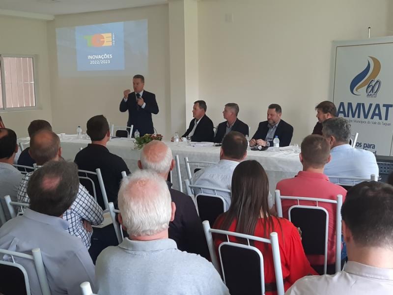 Presidente do TCE/RS destaca inovações em palestra a prefeitos da Amvat