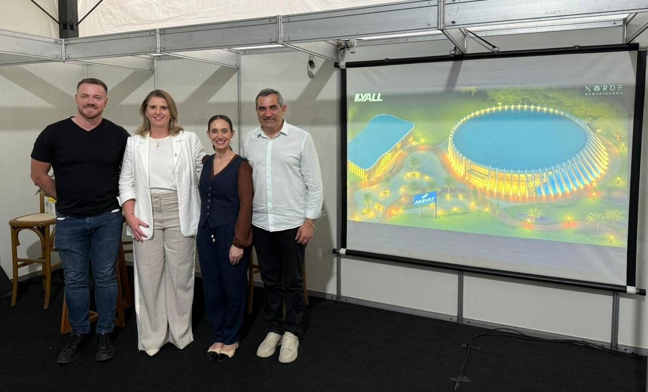 Diretor da Lyall, Roberto Lucchese; prefeita de Estrela Carine Schwingel; arquiteta Micheli Ferretti, da Nord Arquitetura, e presidente da Amvat, Sidinei Moisés de Freitas