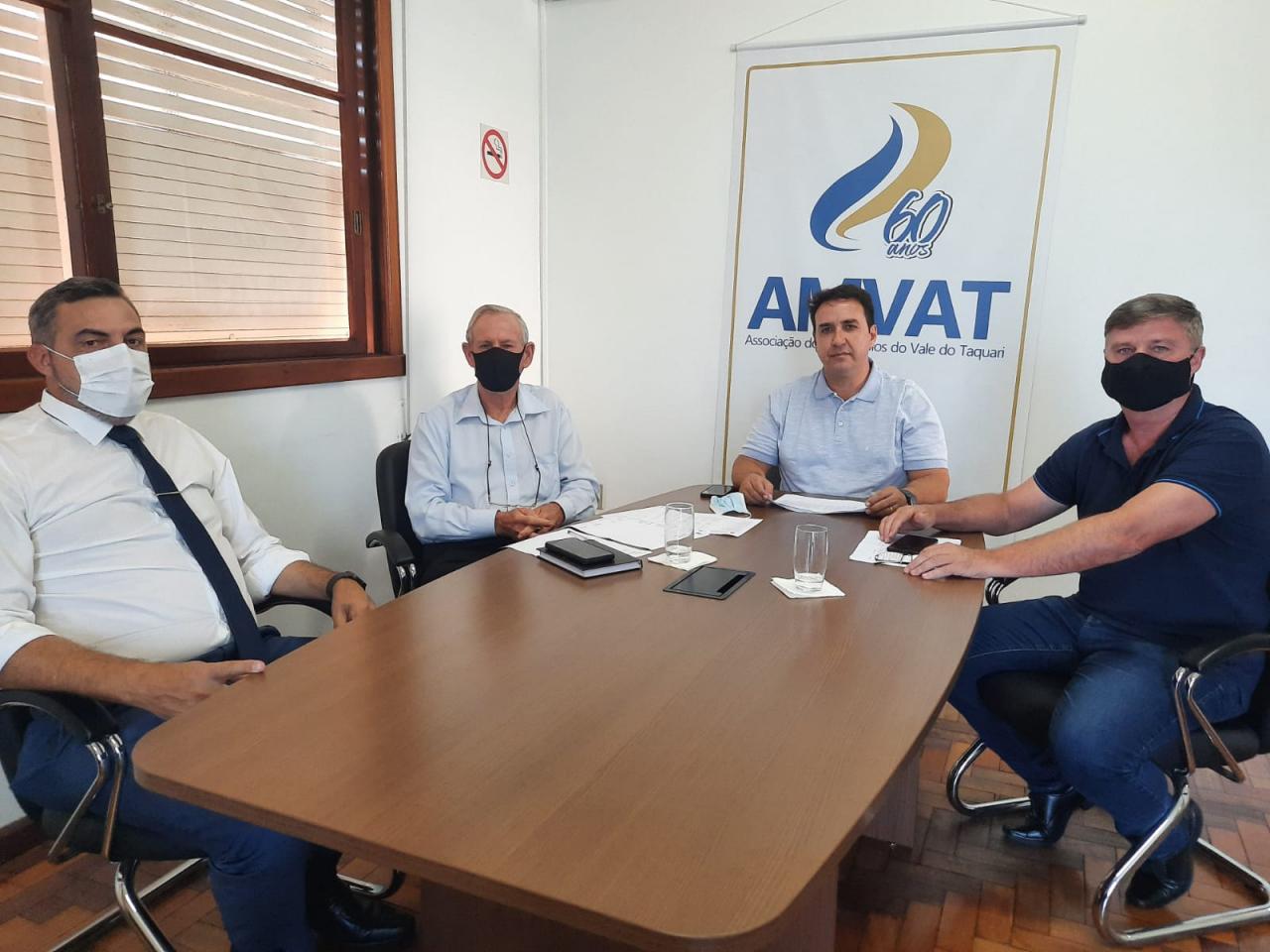 Encontro com representantes das duas entidades ocorreu em Estrela, na sede da Amvat