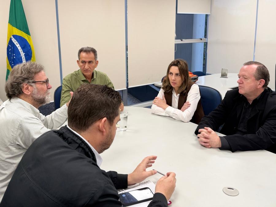 Prefeita de Lajeado e presidente da Amvat, Gláucia Schumacher, e prefeito de Arroio do Meio, Sidnei Ecker (dir) na reunião com ministro - crédito: Laura Mallmann