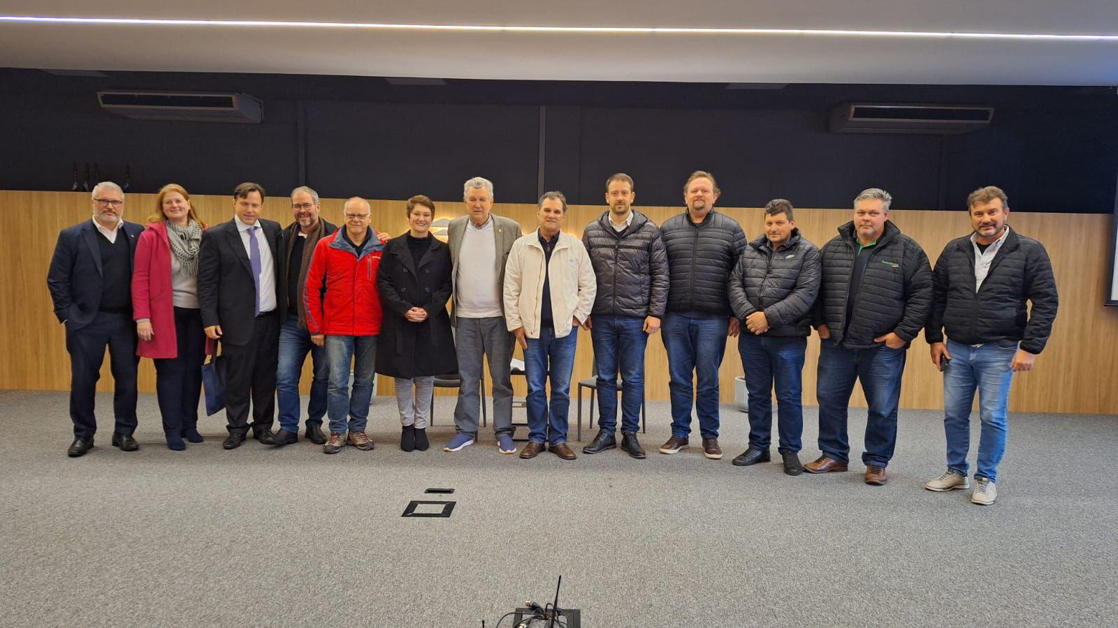 Heinze com lideranças regionais presentes ao encontro 