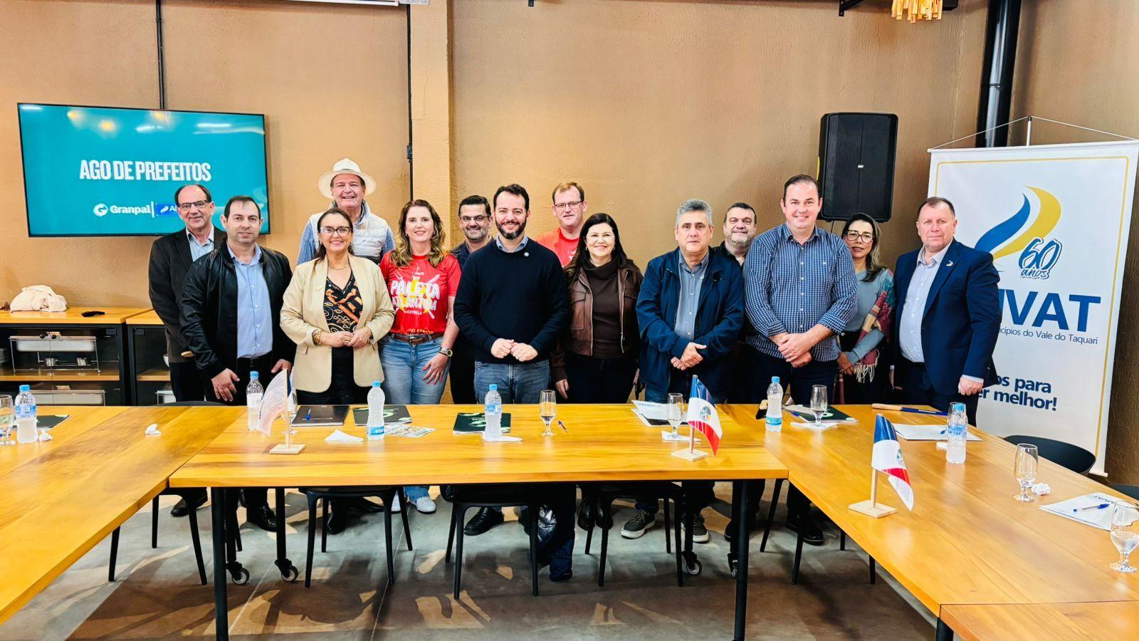 Prefeitos e representantes dos municípios presentes ao encontro realizado em Estrela 