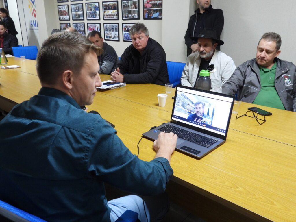 Busatto participou on-line da assembleia da AMAU