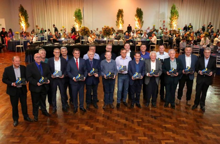 Homenagens a prefeitos e ex-presidentes marcam 60 anos da Amvat