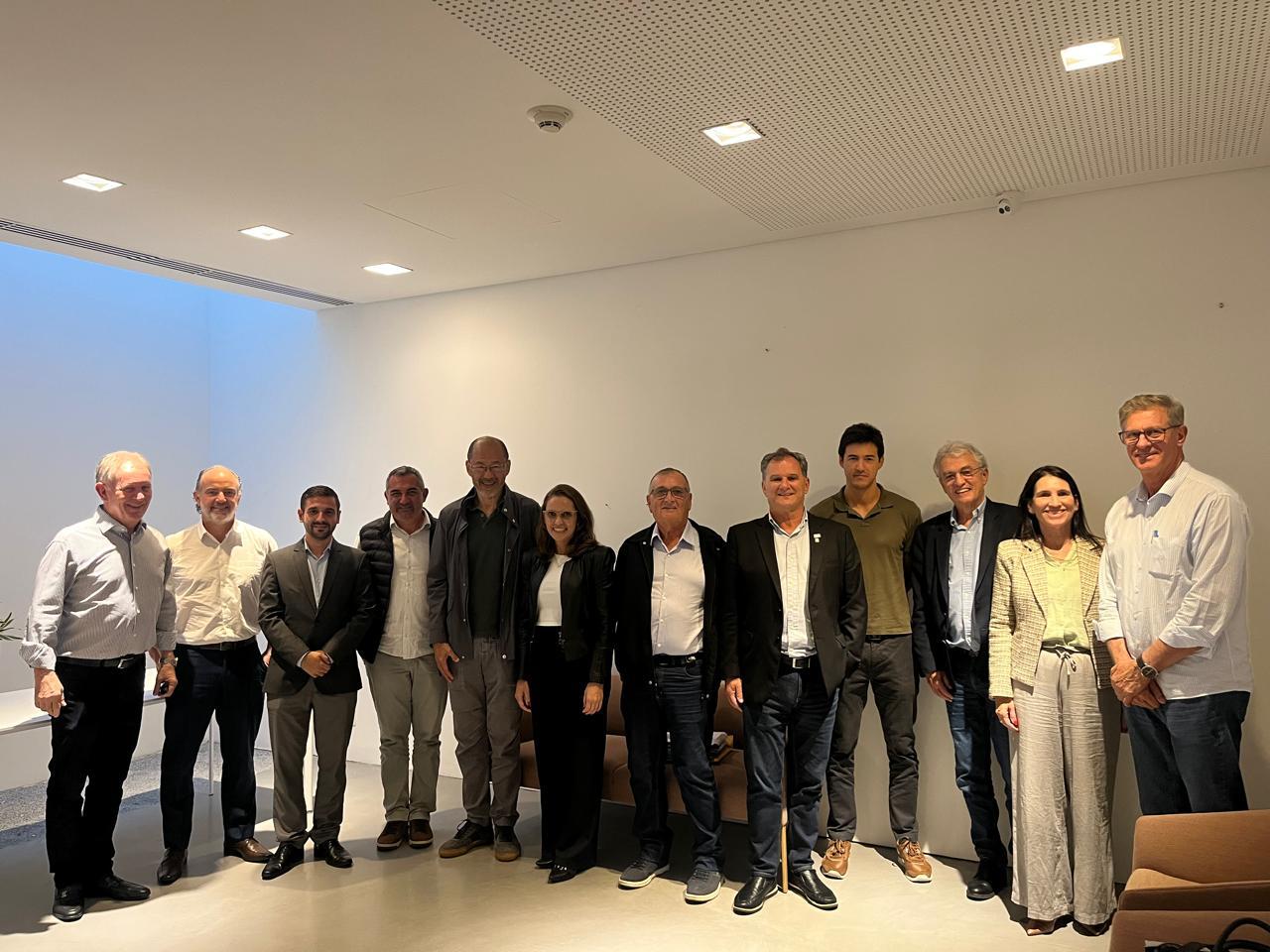 Diretoria da CIC VT acompanhada dos presidentes da Amat, Mateus Trojan, da Amvat, Sidinei Moisés de Freitas, da Avat, Daiani Maria e representantes do Instituto Ling e  Federasul